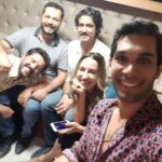 İlker Aksum Instagram - Tüm aile setteyiz yine... 🙂 • @gururcicekoglu @efsaneodag @dokucann @volkanyosunlu • @ramo_dizisi @bkmonline @showtv