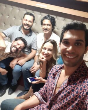 İlker Aksum Instagram - Tüm aile setteyiz yine... 🙂
•
@gururcicekoglu
@efsaneodag
@dokucann
@volkanyosunlu
•
@ramo_dizisi
@bkmonline
@showtv