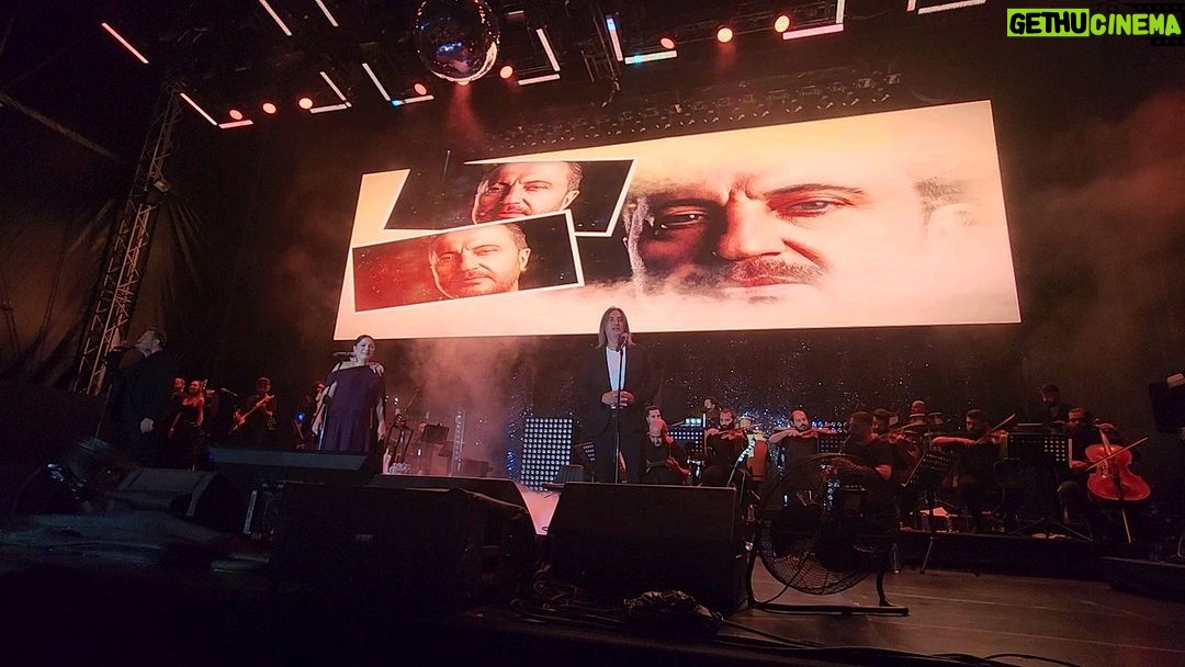 İrem Kahyaoğlu Instagram - Dün gece büyülenmiş gibi konser izledim tüm çocukluğum gençliğim hayallerim gözümdeydi gökyüzüne bakarak şükrederek bağıra çağıra şarkılar söyledim harikasınız @izelcelikoz @ercansaatci @celikerisciofficial @polatyagci 🥰 Kuruçeşme Açıkhava Sahnesi