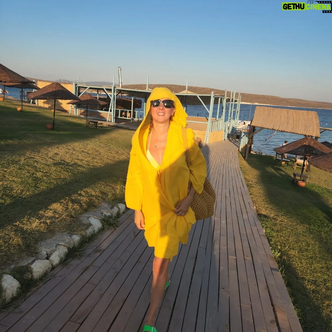 İrem Kahyaoğlu Instagram - Rüzgardan yüzümüz inceldiği için istanbula dönüyoruz 💛🧘♀️ Geçmiş yıllarım