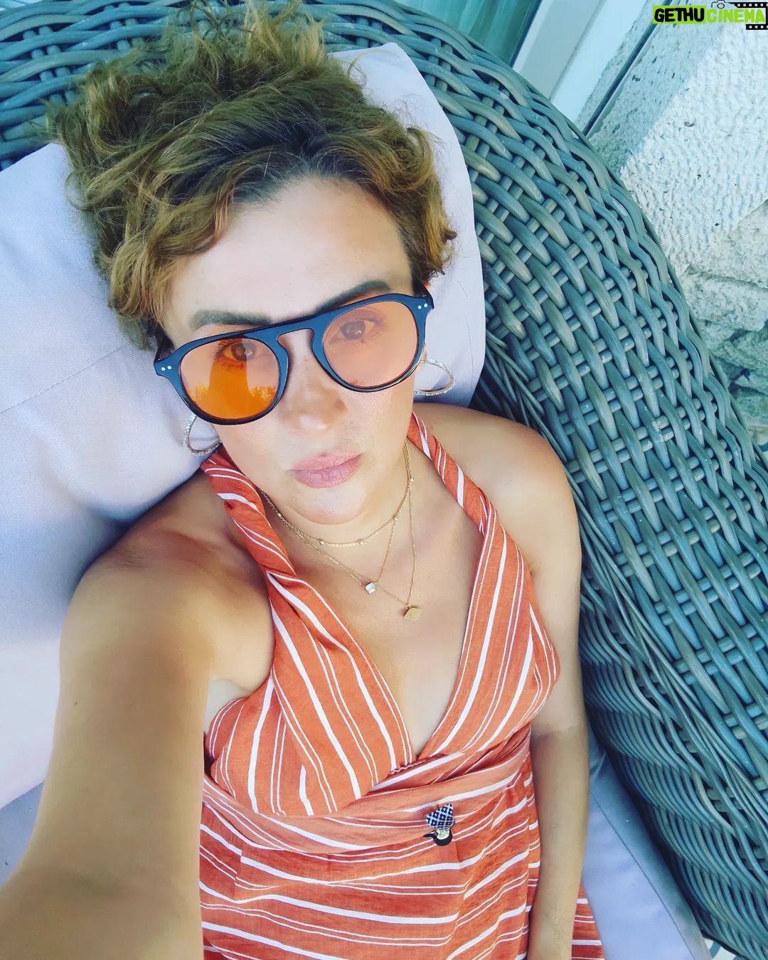 İrem Kahyaoğlu Instagram - Yaz mutluluğum paha biçilemez halde #istanbuludüşünüyorumgözlerimkapalı Alacatı