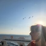 İrem Kahyaoğlu Instagram - Bastığım toprağı mı öpüyordunuz? Vurmanız, öldürmeniz gerekirdi beni! O kadar yorgunum ki... Biraz dinlensem! Dinlenebilsem... Bir martıyım ben... Yo, değil... Aktrisim... Öyle değil mi? O da burada demek... İyi... Tiyatroya inanmıyordu; hayallerimle alay ederdi hep. Ona bakarak ben de inancımı yitirdim; maneviyatım kırıldı... Aşk üzüntüleri, kıskançlık da bir yandan... Yavrum için korkuyordum hep... Miskinleştim, küçüldüm, oyunum manasızlaştı... Sahnede düzgün yürüyemiyordum; ellerimi ne yapacağımı bilemiyor, sesimi idare edemiyordum. İnsan kötü oynadığını hissedince ne acı duyar, bilemezsiniz! Martıyım ben.. Yo... Değil de... Şey, siz o sıralar bir martı vurmuştunuz, hatırlar mısınız? Yaa!.. Böyle işte... Gelmiş bir adam, durup dururken, laf olsun diye, yok etmiş kuşcağızı... Tam küçük hikaye konusu... Gene de söylemek istediğim bu değildi. Ne diyordum?.. Evet, sahneden bahsediyordum. Şimdi öyle değilim artık: gerçek bir artist oldum. Şevkle, coşkunlukla oynuyorum. Kendimden geçiyorum sahnede... Oyunumu, herşeyimi gerçekten güzel, gerçekten değerli görüyorum artık. Buraya geleli beri her yanı dolaşıyorum. Hem yürüyor, hem düşünüyorum; ruhumun günden güne nasıl kuvvetlendiğini duyuyorum. Siz bir şey söyleyeyim mi Kostya, bizim işlerde, sahne olsun, yazı olsun, ün, yaldız, kurduğumuz hayaller değil, sabırlı olmak önemli; buna iyice inandım. Kaderine katlan, inancını yitirme... Şimdi acı duymuyorum artık, ödevimi düşündükçe hayattan korkmuyorum.#antonçehov#martı#yıllar##anılar#yasamak#inanmak