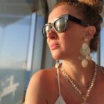 İrem Kahyaoğlu Instagram - Güneşin alnında yemeğe gelmisimdir yüzümde güller açıyordur Ayvalık