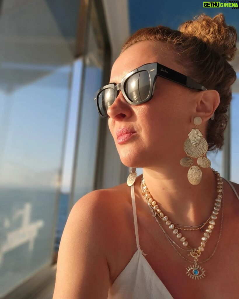 İrem Kahyaoğlu Instagram - Güneşin alnında yemeğe gelmisimdir yüzümde güller açıyordur Ayvalık