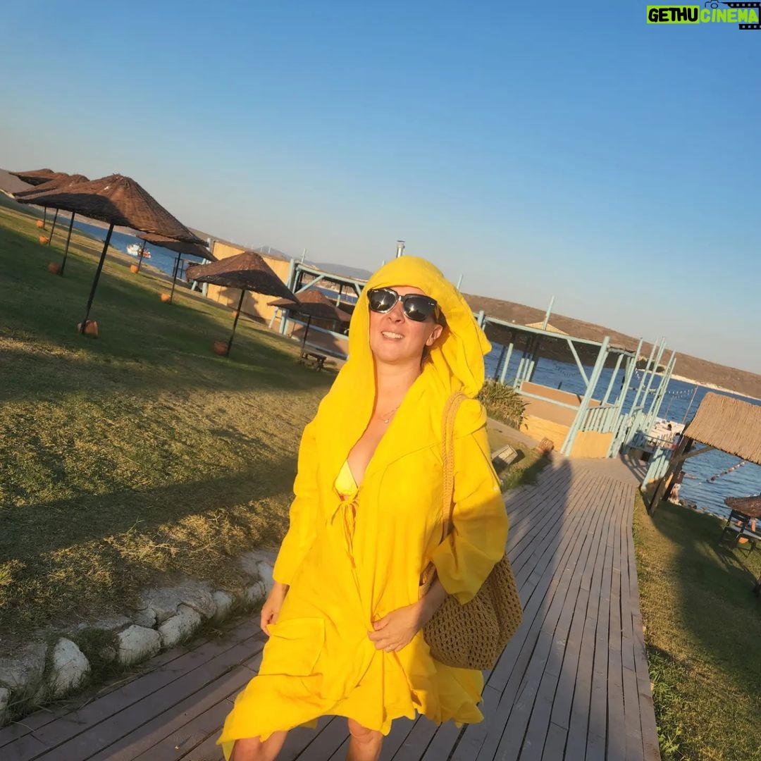 İrem Kahyaoğlu Instagram - Rüzgardan yüzümüz inceldiği için istanbula dönüyoruz 💛🧘♀️ Geçmiş yıllarım