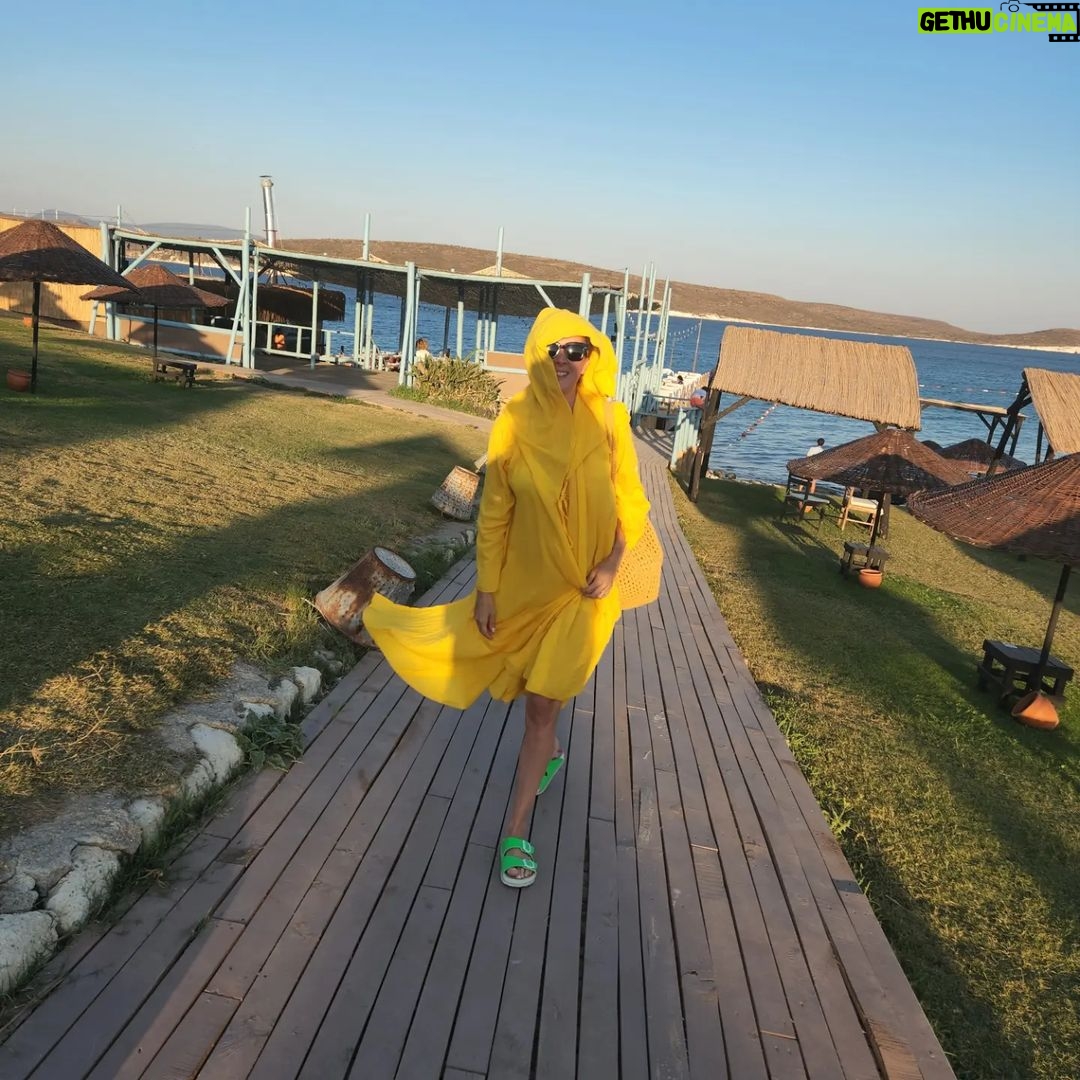 İrem Kahyaoğlu Instagram - Rüzgardan yüzümüz inceldiği için istanbula dönüyoruz 💛🧘♀️ Geçmiş yıllarım