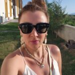 İrem Kahyaoğlu Instagram - Güneşin alnında yemeğe gelmisimdir yüzümde güller açıyordur Ayvalık