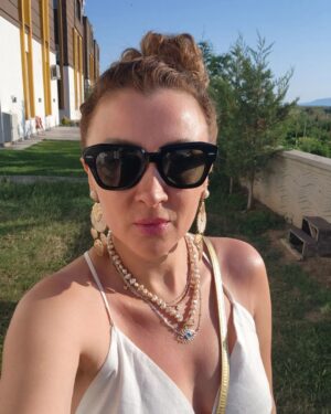 İrem Kahyaoğlu Instagram - Güneşin alnında yemeğe gelmisimdir yüzümde güller açıyordur