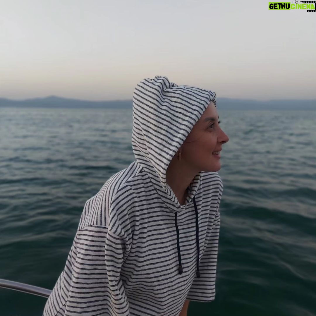 İrem Kahyaoğlu Instagram - Göle kaçalım mi? #iznik #gölevi #kar#Kış#boran#donmak İznik Gölü