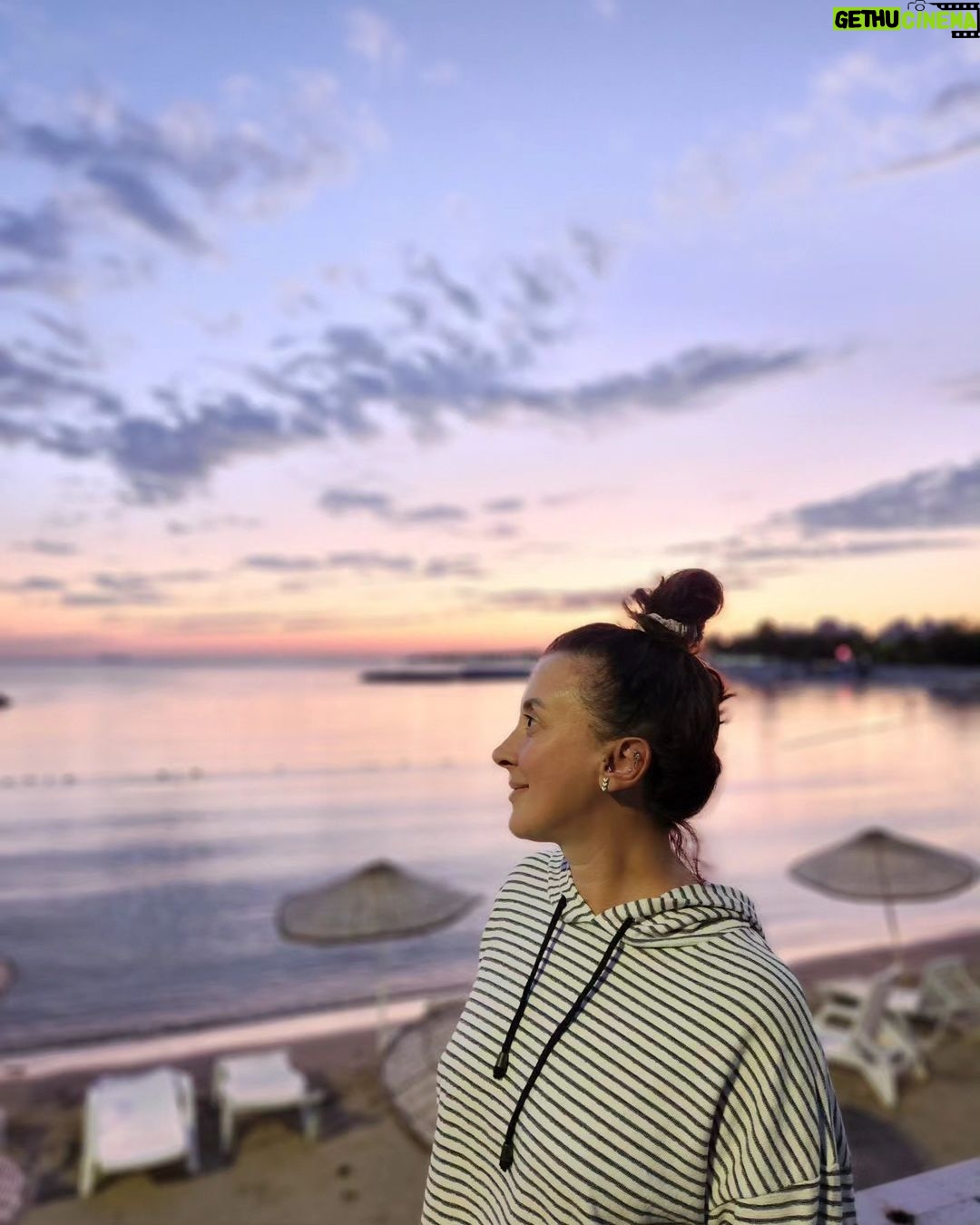 İrem Kahyaoğlu Instagram - Güzel dünler 💛 #meteoryağmuru#ağustos