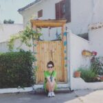 İrem Kahyaoğlu Instagram – Bazı etkili anlar 💚 eski sitelerde çocukluğum kokuyo burnuma size de net oluyodur dondurulmuş siteler onlar:) görünce o anlara gidersin işte öyle Bi an yaşadım hersey 80 lerden kalmaydı eskimeyen kokular …ekteki şarkı 8 yaşimda iskelede tupras kampında (aliağada) dinledigim şarkı İznik Gölü