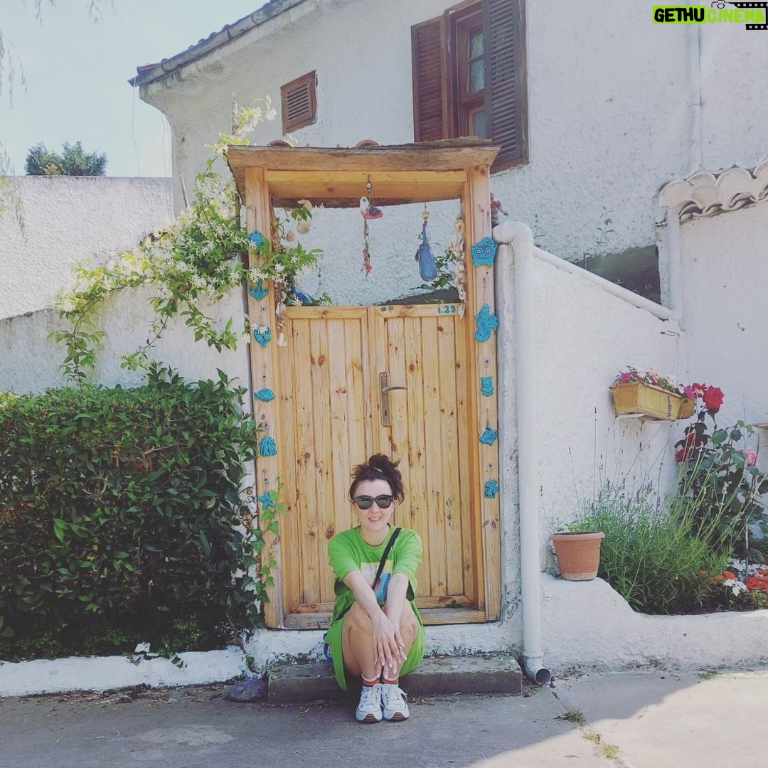 İrem Kahyaoğlu Instagram - Bazı etkili anlar 💚 eski sitelerde çocukluğum kokuyo burnuma size de net oluyodur dondurulmuş siteler onlar:) görünce o anlara gidersin işte öyle Bi an yaşadım hersey 80 lerden kalmaydı eskimeyen kokular ...ekteki şarkı 8 yaşimda iskelede tupras kampında (aliağada) dinledigim şarkı İznik Gölü