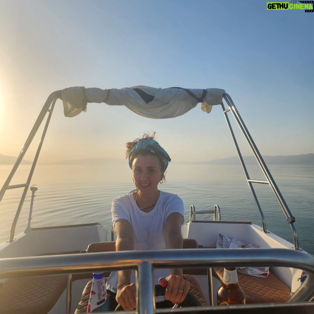 İrem Kahyaoğlu Instagram - Göle kaçalım mi? #iznik #gölevi #kar#Kış#boran#donmak İznik Gölü