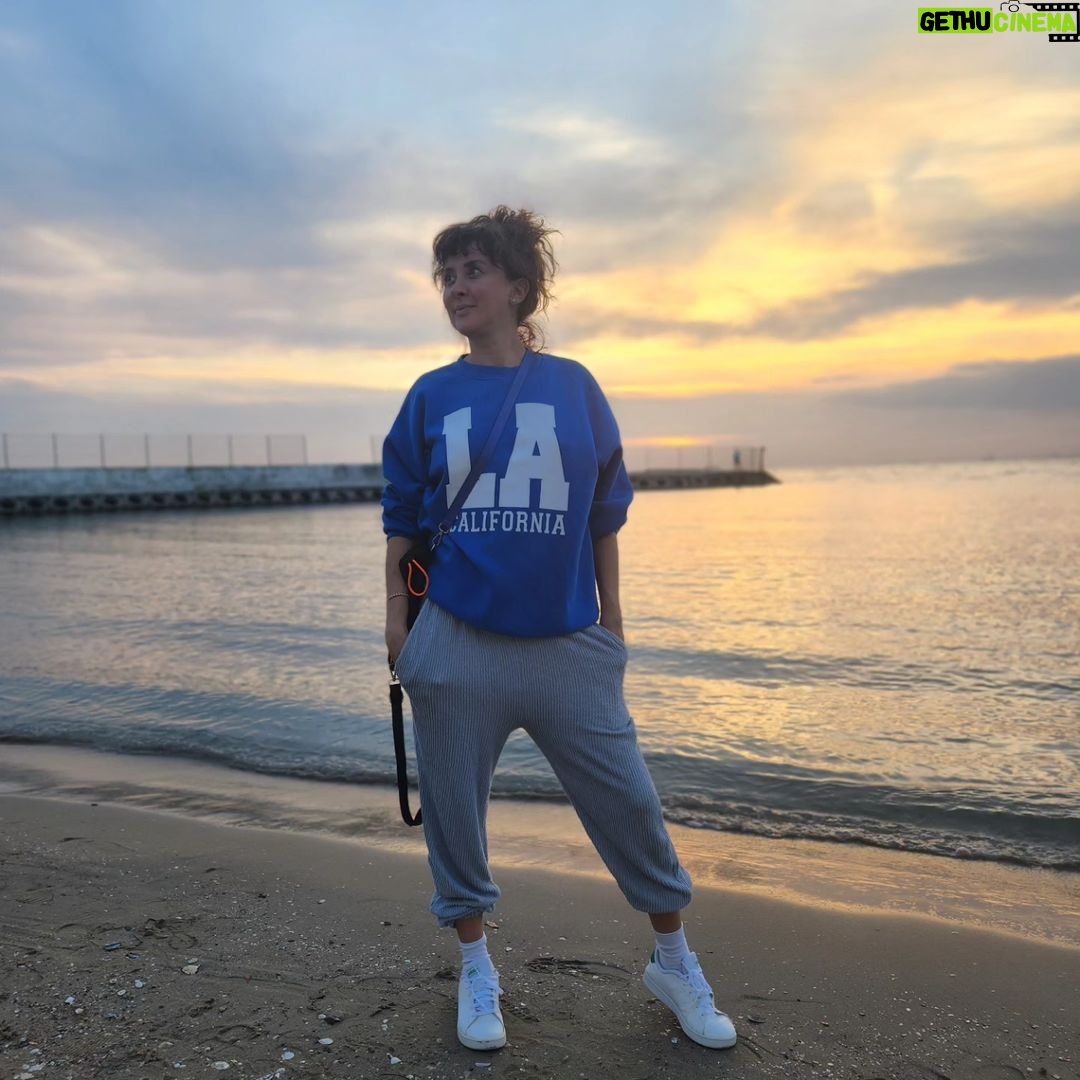 İrem Kahyaoğlu Instagram - Kara kafalarla rutinlerimiz🏠 #kasım#kar#kış#boran Caddebostan Sahil