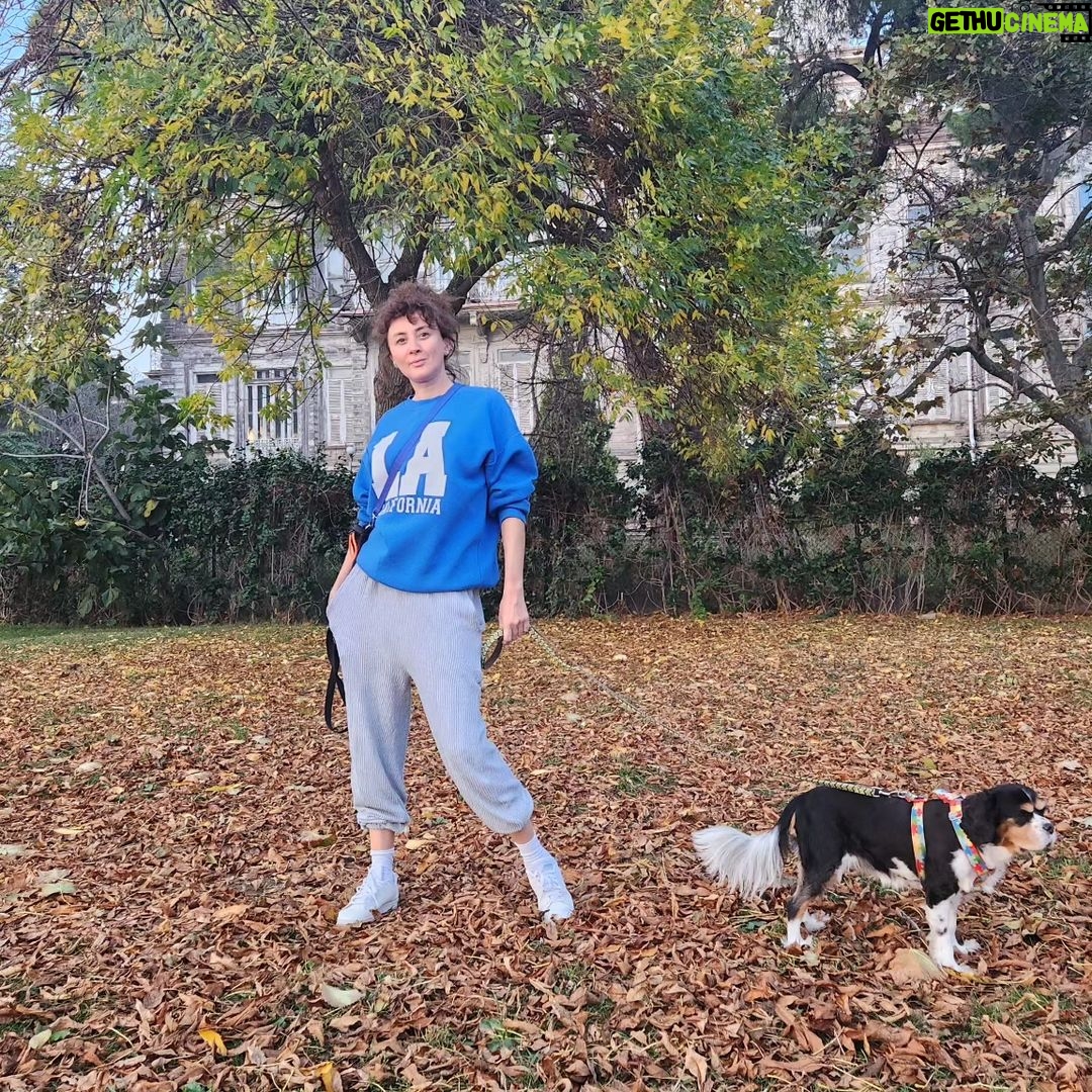 İrem Kahyaoğlu Instagram - Kara kafalarla rutinlerimiz🏠 #kasım#kar#kış#boran Caddebostan Sahil