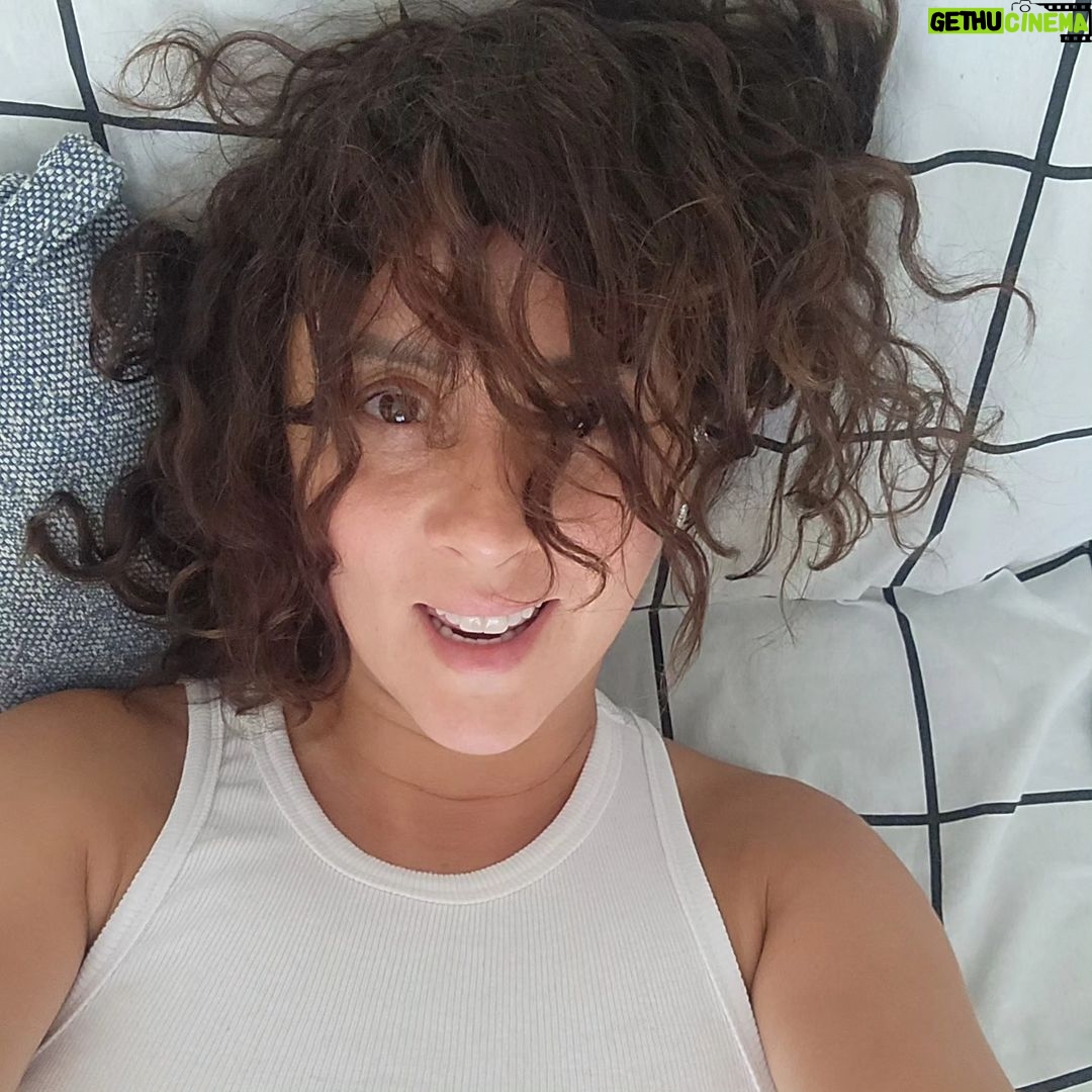 İrem Kahyaoğlu Instagram - Yalandan neşem aşırı sıkıldım istanbulda #nofilter #offfffffpofffff