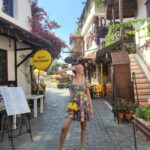 İrem Kahyaoğlu Instagram – Gençliğimi yad ettim burda saatlerce oturmalarımız ani yaşamamız gözümde kahkalar durmaksızın gezmemiz asla yorulmamamız gece denize girmeler uykusuzluklar en çokta dostluklar ah kaş 💚 Kaş