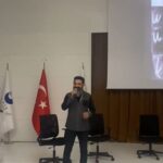 Şahverdi Ali Eren Instagram - Şehit ali karaoğlan anadolu lisesinde öğretmenler günü vesilesiyle sahnedeydim. Minnetle saygıyla kutlu olsun. 🙏🙏🙏 Sevgili müdürümüz Ercan Akgün ve emeği geçen herkese teşekkürler..