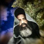 Şahverdi Ali Eren Instagram - Kırık gülde kanlı bülbülün teki, Kanadına batmış gülün dikeni. Yaralandım yine deymeyin içime, Saplandı gözleri göz bebeğime. Uçmaz olmuş Bülbül Gül yarasından, Göçmüş gülsün diye Gül diyarından. Düşmüşüm yola, çıkmayın önüme, Ömrümü yol ettim, onun ömrüne. İncinmesin diye Bülbül'ün bedeni, Gül söküp atmış dikenlerini. Yaralandım yine Değmeyin içime, saplandı sözleri Öz yüreğime. Kara sevdanındır dikeni kanadı. Bütün dillerde aynı onun feryadı. Yandı Yüreğim Değmeyin yandı Koptu dikeni kırıldı kanadı. Ş.a.e. @savascifox @foxturkiye @gariplergulsen @sahverdialieren @brkokty23 @sarpablo11 @murat.serezli @ersinolgac @alitarikfindik @gayeturgutevin @mujdeuzman_official @melihakdemirr @kenan_mm @dogaanbayraktar @gulizarvatanlar @glgzlky #dizi #savaşçıseyfi #savaşçı #azerbaijan #tumblr #Eskişehir #istanbul #antalya #ankara #izmir #a #asia #x #bursa #van #actor #ak #k #v