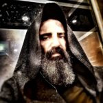Şahverdi Ali Eren Instagram - Hangi kancık toprağın tozu serpildi üstüme de, Şimdi böyle boynu bükük durmaktayım. Neden böyle Yıkık, Böyle kırık bakıyorum. Sanki binlerce yıllık enkazımın altındayım. Ne günah işledim bilmiyorum. Ama Hep Sol Yanımdan vurulmaktayım. Sebepsiz değil elbet bu yol hikayem. Ne vakit yola düşsem, Kara kıyamet gölgelerde can bulmaktayım. Nolur hiç bir şey Sorma... Sadece yüreğime bak. Çünkü; Tüm cevapları orada saklamaktayım. Ş.a.e 2018