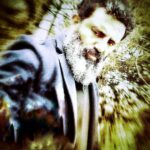Şahverdi Ali Eren Instagram - Öğrendiğim günden beridir acırım ressamlara. Yazık, ne acınası düşmüş. Ne çizersen çiz tuvaline, fark etmez. Meğer düşman, görmek istediğini görürmüş. Sonra en acı olanla tanıştım birden. Mutluluk çekip alınınca bir insanın içinden, Meğer O insan, ölmeden de çürürmüş. Ş.A.E