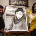 Şahverdi Ali Eren Instagram - Eser sanibini canlı olarak karşımda görünce o kadar da iyi bir ressam olmadığımı anladım. Affına sığınarak emaneti teslim ettim. Hayırlı olsun... @musakiran3513 @neyzen4