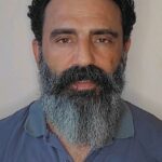 Şahverdi Ali Eren Instagram – OYUNCULUKTA ES…  Aktör, metni doğru okuyarak, sahnenin duygusunu düz çizgide analiz eder.  Aktör, karakterin tüm duygularına hakim olmak için, uygulamak istediği metot veya metotları seçer.(Yerine koyma, büyülü eğer, olma,  Kuklacı ve Kukla ,  vb. )  Aktör,  An, karakter ve mekan olgularına bağlı kalarak, sahnenin ritmine uygun rolünü icra eder. Video aşağıdaki metnin bu yöntem ile “Es”li icrasına örnek olarak çekilmiştir. 

MEVLÜT: ( Yusuf’a derin derin bakar ) İnsan erken terk eder kendini ama çok geç döner. 

YUSUF : Parkta gördüm onu, uçurtma uçuruyordu. Uçurtmanın ipini sonuna kadar açmıştı. O yerde değildi, sanki gökyüzünde uçuyordu. Bulutlara yakın. Azıcık böyle elini uzatsa, sanki bulutlara dokunacak gibiydi. Yüzünde o kadar büyük bir mutluluk… Mutluluğu ilk kez onun gözünde gördüm. Sonra annesi geldi, uçurtmanın ipini böyle yavaş yavaş toplamaya başladı. Yavaş yavaş… Sonra Koltuğunun altına koyup gittiler ama benim zihnimde toplanmadı o uçurtma. Bu sefer benim ellerimdeydi ipi. Ben uçuruyordum. Ben hissediyordum rüzgarı… Ben uçuyordum. Uzatsam elimi, sanki bulutlara dokunacağım.Sonra büyüdüm bu yaşıma geldim. Evler arabalar aldım. Hiç Uçurtmam olmadı. Meğer benim eve arabaya değil, içimdeki o çocuğa bir uçurtma almam lazımmış, bilemedim. ( Gökyüzünde bir uçurtma görür.  Şaşkınlığı büyük bir sevinç ve mutluluğa döner, içindeki umut yeniden yeşerir.)
                                             Tirat, Ş.A.E 

💥💥💥 Bu tarz paylaşımların devamını istiyorsanız takip etmeyi, paylaşmayı ve kaydetmeyi unutmayın. 💥💥💥 

@enteresanart 
#hayatıdoğaçlama İstanbul Turkey