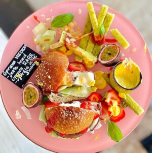 Šárka Divácká Instagram - ICE CREAM BURGER – ZMRZLINOVÝ HAMBÁČ 🍔🍦

Naši milí, co si budeme… Češi jsou národ burgrožroutů a podle našich statistik burger vytlačil už i pizzu, kebab a grilovaná kuřata. 🐥Kdo ještě nenavštívil nějaký burgerový festival, jako by nebyl. A který podnik nemá v nabídce burger, jako by neexistoval. 🤷‍♀️ A tak se neskutečné stalo skutečností, a i my jsme se rozhodli mít od zítřka v nabídce ten náš. Ale zmrzlinový. A z čeho se skládá? 🤓
1)	Fermentovaná BRIOŠKA
2)	Mučenková ZMRZLINA v mléčné čokoládě
3)	Kokosová MAJONÉZA
4)	Opražené mandle, čerstvá jahoda a okurka
👉A co by to bylo za burger, kdyby neměl svoje hranolky a nebyl v meníčku? To naše MENU obsahuje:
1)	ICE CREAM BURGER
2)	Bazalkové HRANOLKY
3)	Jahodový KEČUP
4)	Mangovou MAJONÉZU. 
👉ICE CREAM BURGER VÁM PŘIPRAVÍME AUTOMATICKY V ÚPRAVĚ MEDIUM. 
POKUD MÁTE RADĚJI ÚPRAVU RARE, S KONZUMACÍ POČKEJTE 3-5 MINUT. 🍔🤗 👉K dostání celoročně každý den do vyprodání zásob. 😁#sorrypecemejinak #icecream #icecreamburger #pastrychef #pastry #burgerfestival #burger #burgerlover #burgerfest #burgerporn