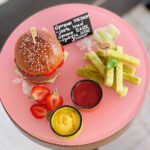 Šárka Divácká Instagram - ICE CREAM BURGER – ZMRZLINOVÝ HAMBÁČ 🍔🍦 Naši milí, co si budeme… Češi jsou národ burgrožroutů a podle našich statistik burger vytlačil už i pizzu, kebab a grilovaná kuřata. 🐥Kdo ještě nenavštívil nějaký burgerový festival, jako by nebyl. A který podnik nemá v nabídce burger, jako by neexistoval. 🤷‍♀️ A tak se neskutečné stalo skutečností, a i my jsme se rozhodli mít od zítřka v nabídce ten náš. Ale zmrzlinový. A z čeho se skládá? 🤓 1) Fermentovaná BRIOŠKA 2) Mučenková ZMRZLINA v mléčné čokoládě 3) Kokosová MAJONÉZA 4) Opražené mandle, čerstvá jahoda a okurka 👉A co by to bylo za burger, kdyby neměl svoje hranolky a nebyl v meníčku? To naše MENU obsahuje: 1) ICE CREAM BURGER 2) Bazalkové HRANOLKY 3) Jahodový KEČUP 4) Mangovou MAJONÉZU. 👉ICE CREAM BURGER VÁM PŘIPRAVÍME AUTOMATICKY V ÚPRAVĚ MEDIUM. POKUD MÁTE RADĚJI ÚPRAVU RARE, S KONZUMACÍ POČKEJTE 3-5 MINUT. 🍔🤗 👉K dostání celoročně každý den do vyprodání zásob. 😁#sorrypecemejinak #icecream #icecreamburger #pastrychef #pastry #burgerfestival #burger #burgerlover #burgerfest #burgerporn SORRY - PEČEME JINAK