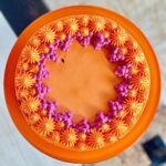 Šárka Divácká Instagram – UMAMI MRKVÁČ  aneb MRKVÁČ VOL.2 🥕🐇
Naši milí polní i ti přespolní. 
A máme tady podzim a s ním další podzimní evergreen. Není to totiž žádný zelenáč. Ba naopak. 🤗Je zbarvený krásně dooranžova a všichni ho znají a milují. MRKVÁČ. 🍰🥕Ve středověku se mrkvový dort připravoval ze starého pečiva, vajec a loje. Ale nechávejte pořád okorávat chleba… 😂 a tak ho pečeme hezky ponovu. Je krásně šťavnatý, plny koření a rozinek. A také „umami“ – páté chuti. A jak jsme to dokázali? Nuž, použili jsme POVIDLÍ. Už vás slyšíme: A co má povidlo společného s „umami chutí“? No, vlastně nic a všechno zároveň. ✌️ Docílení chuti „umami“ v našem novém MRKVÁČI je totiž o kombinaci cukru, soli, kyselosti, našeho cream cheese, švestek resp. povidel a vyvážené receptury. A bát se nemusíte. V dortu opravdu žádný glutamát není. Tak až budete ochutnávat náš MRKVÁČ VOL.2 a budete přemýšlet, co je to za zvláštní chuť, pak vězte, že postačí jen rovnováha surovin a receptury. ARIGATÓ. 😂🍜 #sorrypecemejinak #carrotcake #mrkvovydort #umami #umamicake #miso #pastry #pastryart #crazycake SORRY – PEČEME JINAK
