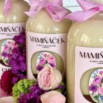 Šárka Divácká Instagram - MAMIŇÁČEK – ten nejhustší vaječný likér s kokosem a mandlí 🤗 Naše milí, příští víkend slaví všechny maminky svátek. A maminky jsou nejvíc. ❤️A taky není nic sladšího než maminčino objetí. 🫶 No, i když… možná mu bude konkurovat náš likér MAMIŇÁČEK 😊. Máme totiž pro všechny maminky, stejně jako každý rok, neobvyklou sladkou bonboniéru. Je plná kokosu a mandlí. Kytku a čokoládu kupujete nejspíš každý rok, tak to pojďte zkusit „trochu jinak“ a „o chlup lépe“ – s naším „O chlup lepším“ likérem MAMIŇÁČKEM. ❤️ Svůj MAMIŇÁČEK si rezervujte nebo objednávejte ve speciálním formuláři na našich fcb stránkách. Zasíláme ho po celé ČR i SR. Najdete ho také v BIU zde na insta v odkazu na náš dort.form. 🤗🫶🙏#sorrypecemejinak #eggnog #brnocity #pastry #coconut #almond SORRY - PEČEME JINAK