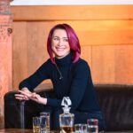 Šárka Divácká Instagram - NA KAFEEČKO aneb o čem si povídala naše Šárka s Miluškou Bittnerovou v její talkshow (odkaz najdete na našich fcb stránkách nebo rovnou na youtube). 👉 O tom, že i pro Pražáka má cenu jet do Brna kvůli divadlům, orloji a našemu „Sorrýčku“ 😉 Povídání o přesunu „Šárky Pražačky“ do Brna a její životní cestě, o hledání sama sebe a propojování všeho, co ji v životě potkalo v jednu velkou cukrářskou jízdu, o našem Mechovém dortu, o neobvyklých kombinacích a chutích, o propojení cukrařiny s chemií a dalšími obory, o cukrářských a kuchařských trendech, o mezioborovosti v gastru, o tom, „jak to celé funguje“a že práci v gastru musíte milovat, abyste ji mohli dělat dobře, o tom, jak je důležité mít „svůj tým“, o „Sorrýčkovém“ barevném cirkusu a spojení s origami nebo o Šárčině nemoci, která jí v konečném důsledku „pomohla v kariéře“ a o „špetce lásky“, která je evidentně všemocná 😊❤️. #sorrypecemejinak #nakafeecko #pastry #interview SORRY - PEČEME JINAK
