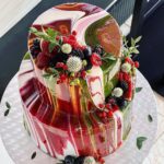 Šárka Divácká Instagram - Naši milí, věděli jste, že připravujeme i svatební dorty? Nikdy jsme to do světa příliš nehlásali. 🤗 Rok se však s rokem sešel a je tu začátek nové svatební sezóny. 👰 Kalendář se nám pomalu plní a znáte to – tohle není radno nechávat na poslední chvíli, tak raději vše připomínáme, aby někomu nezbyly oči pro pláč.🥲 To, jak může váš svatební dort vypadat a chutnat spolu s dalšími informacemi ohledně objednávání svatebního dortu najdete ve svatebním formuláři, v odkazu na našich fcb stránkách. Pokud chystáte jen malou svatbu, bude vám stačit logicky i menší dort. Ten „svůj“ si můžete vybrat v našem dortovém formuláři (odkaz na fcb), kde najdete dorty narozeninové i vhodné ke všem dalším příležitostem. 🤗 Také můžete psát na email: info@sorry-jinak.cz nebo ještě raději volejte na tel.č.: 607112222. Svatbám zdar. 🫶#sorrypecemejinak #wedding #weddingday #svatba #svatebnidort #svatebnidekorace #weddingcqke #pastry #pastrychef #pastrylove SORRY - PEČEME JINAK