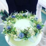 Šárka Divácká Instagram - Naši milí, věděli jste, že připravujeme i svatební dorty? Nikdy jsme to do světa příliš nehlásali. 🤗 Rok se však s rokem sešel a je tu začátek nové svatební sezóny. 👰 Kalendář se nám pomalu plní a znáte to – tohle není radno nechávat na poslední chvíli, tak raději vše připomínáme, aby někomu nezbyly oči pro pláč.🥲 To, jak může váš svatební dort vypadat a chutnat spolu s dalšími informacemi ohledně objednávání svatebního dortu najdete ve svatebním formuláři, v odkazu na našich fcb stránkách. Pokud chystáte jen malou svatbu, bude vám stačit logicky i menší dort. Ten „svůj“ si můžete vybrat v našem dortovém formuláři (odkaz na fcb), kde najdete dorty narozeninové i vhodné ke všem dalším příležitostem. 🤗 Také můžete psát na email: info@sorry-jinak.cz nebo ještě raději volejte na tel.č.: 607112222. Svatbám zdar. 🫶#sorrypecemejinak #wedding #weddingday #svatba #svatebnidort #svatebnidekorace #weddingcqke #pastry #pastrychef #pastrylove SORRY - PEČEME JINAK