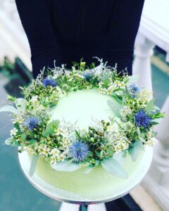 Šárka Divácká Instagram - Naši milí, věděli jste, že připravujeme i svatební dorty? Nikdy jsme to do světa příliš nehlásali. 🤗 Rok se však s rokem sešel a je tu začátek nové svatební sezóny. 👰 Kalendář se nám pomalu plní a znáte to – tohle není radno nechávat na poslední chvíli, tak raději vše připomínáme, aby někomu nezbyly oči pro pláč.🥲 To, jak může váš svatební dort vypadat a chutnat spolu s dalšími informacemi ohledně objednávání svatebního dortu najdete ve svatebním formuláři, v odkazu na našich fcb stránkách. Pokud chystáte jen malou svatbu, bude vám stačit logicky i menší dort. Ten „svůj“ si můžete vybrat v našem dortovém formuláři (odkaz na fcb), kde najdete dorty narozeninové i vhodné ke všem dalším příležitostem. 🤗 Také můžete psát na email: info@sorry-jinak.cz nebo ještě raději volejte na tel.č.: 607112222. Svatbám zdar. 🫶#sorrypecemejinak #wedding #weddingday #svatba #svatebnidort #svatebnidekorace #weddingcqke #pastry #pastrychef #pastrylove SORRY - PEČEME JINAK