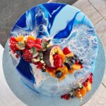 Šárka Divácká Instagram - Naši milí, Sorry, pečeme jinak hledá PROVOZNÍHO/F&B MANAGERA za naši úžasnou tmavovlasou Šári, která za chvíli bude 👩🏻‍🍼👉 Člověka, který: - Má na starost plynulost provozu „za barem“ i v „cukrárně“ a firemní administrativu - Dohlíží na dodržování hygienických předpisů - Zajišťuje objednávky surovin a aktivně vyhledává vhodné dodavatele - Koordinuje a plánuje průběh směn - Organizuje personální záležitosti a má na starosti nábor nových zaměstnanců - Tvoří obsah sociálních sítí a má na starosti písemnou i mluvenou komunikaci se zákazníky i dodavateli - Pomáhá rozvíjet nové výrobky a účastní se cenotvorby - Pracuje se skladovým a pokladním systémem - Dohlíží na běžný denní provoz a kontroluje standard ve vztahu k servisu Požadujeme: - Zkušenost z F&B provozu - Rychlost, flexibilitu, organizační a komunikační schopnosti - Proaktivní a přátelský přístup ke kolegům i hostům - Zkušenost s vedením týmu - Samostatnost, spolehlivost, odolnost vůči stresu, kreativní myšlení a „selský rozum“ Nabízíme: - Práce ve vyhlášeném brněnském podniku s velmi dobrou pověstí a klientelou z celé ČR - Přátelský a sehraný kolektiv a podporu vedení - Příležitost pro profesní i osobní rozvoj a seberealizaci - Zaměstnanecké benefity. Životopisy posílejte na info@sorry-jinak.cz. Budeme se na Vás těšit a děkujeme za případné sdílení. 🙏✨ SORRY - PEČEME JINAK