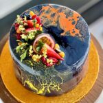Šárka Divácká Instagram - Naši milí, Sorry, pečeme jinak hledá PROVOZNÍHO/F&B MANAGERA za naši úžasnou tmavovlasou Šári, která za chvíli bude 👩🏻‍🍼👉 Člověka, který: - Má na starost plynulost provozu „za barem“ i v „cukrárně“ a firemní administrativu - Dohlíží na dodržování hygienických předpisů - Zajišťuje objednávky surovin a aktivně vyhledává vhodné dodavatele - Koordinuje a plánuje průběh směn - Organizuje personální záležitosti a má na starosti nábor nových zaměstnanců - Tvoří obsah sociálních sítí a má na starosti písemnou i mluvenou komunikaci se zákazníky i dodavateli - Pomáhá rozvíjet nové výrobky a účastní se cenotvorby - Pracuje se skladovým a pokladním systémem - Dohlíží na běžný denní provoz a kontroluje standard ve vztahu k servisu Požadujeme: - Zkušenost z F&B provozu - Rychlost, flexibilitu, organizační a komunikační schopnosti - Proaktivní a přátelský přístup ke kolegům i hostům - Zkušenost s vedením týmu - Samostatnost, spolehlivost, odolnost vůči stresu, kreativní myšlení a „selský rozum“ Nabízíme: - Práce ve vyhlášeném brněnském podniku s velmi dobrou pověstí a klientelou z celé ČR - Přátelský a sehraný kolektiv a podporu vedení - Příležitost pro profesní i osobní rozvoj a seberealizaci - Zaměstnanecké benefity. Životopisy posílejte na info@sorry-jinak.cz. Budeme se na Vás těšit a děkujeme za případné sdílení. 🙏✨ SORRY - PEČEME JINAK