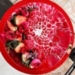 Šárka Divácká Instagram - Naši milí, Sorry, pečeme jinak hledá PROVOZNÍHO/F&B MANAGERA za naši úžasnou tmavovlasou Šári, která za chvíli bude 👩🏻‍🍼👉 Člověka, který: - Má na starost plynulost provozu „za barem“ i v „cukrárně“ a firemní administrativu - Dohlíží na dodržování hygienických předpisů - Zajišťuje objednávky surovin a aktivně vyhledává vhodné dodavatele - Koordinuje a plánuje průběh směn - Organizuje personální záležitosti a má na starosti nábor nových zaměstnanců - Tvoří obsah sociálních sítí a má na starosti písemnou i mluvenou komunikaci se zákazníky i dodavateli - Pomáhá rozvíjet nové výrobky a účastní se cenotvorby - Pracuje se skladovým a pokladním systémem - Dohlíží na běžný denní provoz a kontroluje standard ve vztahu k servisu Požadujeme: - Zkušenost z F&B provozu - Rychlost, flexibilitu, organizační a komunikační schopnosti - Proaktivní a přátelský přístup ke kolegům i hostům - Zkušenost s vedením týmu - Samostatnost, spolehlivost, odolnost vůči stresu, kreativní myšlení a „selský rozum“ Nabízíme: - Práce ve vyhlášeném brněnském podniku s velmi dobrou pověstí a klientelou z celé ČR - Přátelský a sehraný kolektiv a podporu vedení - Příležitost pro profesní i osobní rozvoj a seberealizaci - Zaměstnanecké benefity. Životopisy posílejte na info@sorry-jinak.cz. Budeme se na Vás těšit a děkujeme za případné sdílení. 🙏✨ SORRY - PEČEME JINAK