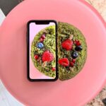 Šárka Divácká Instagram - Naši milí, Velikonoce jsou tu cobydup. 👉A tak abyste neměli stres s dárky pro své blízké, připravili jsme si pro Vás 3 VELIKONOČNÍ VÝSLUŽKY.🐣(odkaz najdete na našich fcb stránkách) 1) VELIKONOČNÍ LIKÉR KRASLICE (z naší edice „O CHLUP LEPŠÍCH“ likérů) – je krásně barevný, folklorně zdobený, jak se na správnou kraslici sluší a patří… a také plný manga (a to jak čerstvého, tak lyofilizovaného) a jedlých květů. 🥭💐Můžete si ho objednat a nechat zaslat po celé ČR i SR nebo vyzvednout u nás osobně. 2) MECHOVÝ DORT ve dvou velikostech – není poslední dobou nic velikonočnějšího než tento „zelený dort“. Stejně už ho dělají všichni, tak to by v tom byl čert, aby nebyl k dostání tam, kde se to všechno začalo zelenat/mechovat. 😅🌲🌱 3) VOODOO VELIKONOČNÍ PERNÍČEK – tihle fešáci, které jsme oblékli do pomlázky, jsou krásně kořenění a poslouží jako sladká svačinka při mrskutu od přebíhání jednoho domu k druhému. 😊🐥#sorrypecemejinak #eggnog #mango #edibleflowers #mosscake #mosscakeoriginal #mechovydort #mechovydortoriginal #pastry #pastrychef #cakedecorating #cakedesign SORRY - PEČEME JINAK