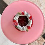 Šárka Divácká Instagram - Naše milá Česká republiko, Valentýn se blíží.❣️ A jak jinak oslavit svátek zamilovaných, než s NĚKÝM a NĚČÍM, kdo/co je „o chlup lepší“. 🤗 Někoho „o chlup lepšího“ vám nenabídneme, ale s tím NĚČÍM už si poradit dokážeme. Připravili jsme si pro vás dvě „valentýnky“ plné toho nejmilovanějšího ovoce - malin. Tou první je vaječný likér LÁSKOVNÍK z naší „O chlup lepší“ edice. Je plný malin a provoněný lístky růží. Rozkošný amorek nemohl chybět. :)💘 Ten, kdo má raději něco „konzervativnějšího“, pro toho je tu „o chlup menší“ varianta našeho/vašeho oblíbeného Sametu. MINIATURKA, přesně pro dva hladové/zamilované. 🎂Nebojte se, změnila se pouze velikost. Chuť jsme nechali stejnou a tou je kokos a malina. ❤️🥂Valentýnskou nabídku najdete v BIU. Odkaz na dortový obj.form. na fcb. Likéry zasíláme po celé České republice i na Slovensko nebo si je můžete vyzvedávat osobně u nás v Sorry, pečeme jinak. Miniatury dortíku Samet jsou jen k osobnímu odběru. 🤗❣️#sorrypecemejinak #valentine #eggnog #strawberry #redvelvet #redvelvetcake #samet #rose #cake #brnocity #kamvbrne SORRY - PEČEME JINAK