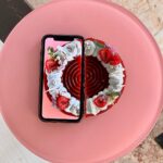 Šárka Divácká Instagram - Naše milá Česká republiko, Valentýn se blíží.❣️ A jak jinak oslavit svátek zamilovaných, než s NĚKÝM a NĚČÍM, kdo/co je „o chlup lepší“. 🤗 Někoho „o chlup lepšího“ vám nenabídneme, ale s tím NĚČÍM už si poradit dokážeme. Připravili jsme si pro vás dvě „valentýnky“ plné toho nejmilovanějšího ovoce - malin. Tou první je vaječný likér LÁSKOVNÍK z naší „O chlup lepší“ edice. Je plný malin a provoněný lístky růží. Rozkošný amorek nemohl chybět. :)💘 Ten, kdo má raději něco „konzervativnějšího“, pro toho je tu „o chlup menší“ varianta našeho/vašeho oblíbeného Sametu. MINIATURKA, přesně pro dva hladové/zamilované. 🎂Nebojte se, změnila se pouze velikost. Chuť jsme nechali stejnou a tou je kokos a malina. ❤️🥂Valentýnskou nabídku najdete v BIU. Odkaz na dortový obj.form. na fcb. Likéry zasíláme po celé České republice i na Slovensko nebo si je můžete vyzvedávat osobně u nás v Sorry, pečeme jinak. Miniatury dortíku Samet jsou jen k osobnímu odběru. 🤗❣️#sorrypecemejinak #valentine #eggnog #strawberry #redvelvet #redvelvetcake #samet #rose #cake #brnocity #kamvbrne SORRY - PEČEME JINAK