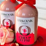 Šárka Divácká Instagram - Naše milá Česká republiko, Valentýn se blíží.❣️ A jak jinak oslavit svátek zamilovaných, než s NĚKÝM a NĚČÍM, kdo/co je „o chlup lepší“. 🤗 Někoho „o chlup lepšího“ vám nenabídneme, ale s tím NĚČÍM už si poradit dokážeme. Připravili jsme si pro vás dvě „valentýnky“ plné toho nejmilovanějšího ovoce - malin. Tou první je vaječný likér LÁSKOVNÍK z naší „O chlup lepší“ edice. Je plný malin a provoněný lístky růží. Rozkošný amorek nemohl chybět. :)💘 Ten, kdo má raději něco „konzervativnějšího“, pro toho je tu „o chlup menší“ varianta našeho/vašeho oblíbeného Sametu. MINIATURKA, přesně pro dva hladové/zamilované. 🎂Nebojte se, změnila se pouze velikost. Chuť jsme nechali stejnou a tou je kokos a malina. ❤️🥂Valentýnskou nabídku najdete v BIU. Odkaz na dortový obj.form. na fcb. Likéry zasíláme po celé České republice i na Slovensko nebo si je můžete vyzvedávat osobně u nás v Sorry, pečeme jinak. Miniatury dortíku Samet jsou jen k osobnímu odběru. 🤗❣️#sorrypecemejinak #valentine #eggnog #strawberry #redvelvet #redvelvetcake #samet #rose #cake #brnocity #kamvbrne SORRY - PEČEME JINAK