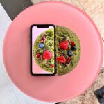 Šárka Divácká Instagram - DORTOVÉ MINIATURY. 🎂 7 statečných, 7 hladových nebo 7 trpaslíků? Ani jedno ani druhé. Ani kočka ani pes. Ale 7 miniatur našich/vašich nejoblíbenějších dortů. 🍰 Rozhodli jsme se je zmenšit a vyhovět tak těm, kteří neholdují velkým narozeninovým oslavám s ohňostrojem, šampaňským a jahodami v čokoládě. 🍓🍫🥂Naše „miminka“ zvládnou sníst dva stateční jedlíci, ale nasytí klidně i 4-5 trpaslíků. A jak že je dort vlastně velký? Fotky napoví. Měřítko byl jeden mobilní telefon. 😊✨Tak… “hej houuuu, hej, houuuu, trpaslíci jdou…” 😀Odkaz na objed.form. najdete v BIU. #sorrypecemejinak #miniature #minicake #pastry #mosscake #mosscakeoriginal #redvelvet #velvetcake #brno #brnocity #pastry #pastrychefs SORRY - PEČEME JINAK