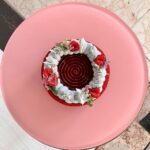Šárka Divácká Instagram - DORTOVÉ MINIATURY. 🎂 7 statečných, 7 hladových nebo 7 trpaslíků? Ani jedno ani druhé. Ani kočka ani pes. Ale 7 miniatur našich/vašich nejoblíbenějších dortů. 🍰 Rozhodli jsme se je zmenšit a vyhovět tak těm, kteří neholdují velkým narozeninovým oslavám s ohňostrojem, šampaňským a jahodami v čokoládě. 🍓🍫🥂Naše „miminka“ zvládnou sníst dva stateční jedlíci, ale nasytí klidně i 4-5 trpaslíků. A jak že je dort vlastně velký? Fotky napoví. Měřítko byl jeden mobilní telefon. 😊✨Tak… “hej houuuu, hej, houuuu, trpaslíci jdou…” 😀Odkaz na objed.form. najdete v BIU. #sorrypecemejinak #miniature #minicake #pastry #mosscake #mosscakeoriginal #redvelvet #velvetcake #brno #brnocity #pastry #pastrychefs SORRY - PEČEME JINAK