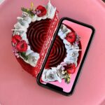 Šárka Divácká Instagram - DORTOVÉ MINIATURY. 🎂 7 statečných, 7 hladových nebo 7 trpaslíků? Ani jedno ani druhé. Ani kočka ani pes. Ale 7 miniatur našich/vašich nejoblíbenějších dortů. 🍰 Rozhodli jsme se je zmenšit a vyhovět tak těm, kteří neholdují velkým narozeninovým oslavám s ohňostrojem, šampaňským a jahodami v čokoládě. 🍓🍫🥂Naše „miminka“ zvládnou sníst dva stateční jedlíci, ale nasytí klidně i 4-5 trpaslíků. A jak že je dort vlastně velký? Fotky napoví. Měřítko byl jeden mobilní telefon. 😊✨Tak… “hej houuuu, hej, houuuu, trpaslíci jdou…” 😀Odkaz na objed.form. najdete v BIU. #sorrypecemejinak #miniature #minicake #pastry #mosscake #mosscakeoriginal #redvelvet #velvetcake #brno #brnocity #pastry #pastrychefs SORRY - PEČEME JINAK