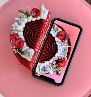 Šárka Divácká Instagram - DORTOVÉ MINIATURY. 🎂  7 statečných, 7 hladových nebo 7 trpaslíků? Ani jedno ani druhé. Ani kočka ani pes. Ale 7 miniatur našich/vašich nejoblíbenějších dortů. 🍰 Rozhodli jsme se je zmenšit a vyhovět tak těm, kteří neholdují velkým narozeninovým oslavám s ohňostrojem, šampaňským a jahodami v čokoládě. 🍓🍫🥂Naše „miminka“ zvládnou sníst dva stateční jedlíci, ale nasytí klidně i 4-5 trpaslíků. A jak že je dort vlastně velký? Fotky napoví. Měřítko byl jeden mobilní telefon. 😊✨Tak… “hej houuuu, hej, houuuu, trpaslíci jdou…” 😀Odkaz na objed.form. najdete v BIU. #sorrypecemejinak #miniature #minicake #pastry #mosscake #mosscakeoriginal #redvelvet #velvetcake #brno #brnocity #pastry #pastrychefs