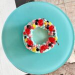 Šárka Divácká Instagram - DORTOVÉ MINIATURY. 🎂 7 statečných, 7 hladových nebo 7 trpaslíků? Ani jedno ani druhé. Ani kočka ani pes. Ale 7 miniatur našich/vašich nejoblíbenějších dortů. 🍰 Rozhodli jsme se je zmenšit a vyhovět tak těm, kteří neholdují velkým narozeninovým oslavám s ohňostrojem, šampaňským a jahodami v čokoládě. 🍓🍫🥂Naše „miminka“ zvládnou sníst dva stateční jedlíci, ale nasytí klidně i 4-5 trpaslíků. A jak že je dort vlastně velký? Fotky napoví. Měřítko byl jeden mobilní telefon. 😊✨Tak… “hej houuuu, hej, houuuu, trpaslíci jdou…” 😀Odkaz na objed.form. najdete v BIU. #sorrypecemejinak #miniature #minicake #pastry #mosscake #mosscakeoriginal #redvelvet #velvetcake #brno #brnocity #pastry #pastrychefs SORRY - PEČEME JINAK