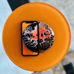 Šárka Divácká Instagram - DORTOVÉ MINIATURY. 🎂 7 statečných, 7 hladových nebo 7 trpaslíků? Ani jedno ani druhé. Ani kočka ani pes. Ale 7 miniatur našich/vašich nejoblíbenějších dortů. 🍰 Rozhodli jsme se je zmenšit a vyhovět tak těm, kteří neholdují velkým narozeninovým oslavám s ohňostrojem, šampaňským a jahodami v čokoládě. 🍓🍫🥂Naše „miminka“ zvládnou sníst dva stateční jedlíci, ale nasytí klidně i 4-5 trpaslíků. A jak že je dort vlastně velký? Fotky napoví. Měřítko byl jeden mobilní telefon. 😊✨Tak… “hej houuuu, hej, houuuu, trpaslíci jdou…” 😀Odkaz na objed.form. najdete v BIU. #sorrypecemejinak #miniature #minicake #pastry #mosscake #mosscakeoriginal #redvelvet #velvetcake #brno #brnocity #pastry #pastrychefs SORRY - PEČEME JINAK