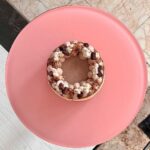 Šárka Divácká Instagram - DORTOVÉ MINIATURY. 🎂 7 statečných, 7 hladových nebo 7 trpaslíků? Ani jedno ani druhé. Ani kočka ani pes. Ale 7 miniatur našich/vašich nejoblíbenějších dortů. 🍰 Rozhodli jsme se je zmenšit a vyhovět tak těm, kteří neholdují velkým narozeninovým oslavám s ohňostrojem, šampaňským a jahodami v čokoládě. 🍓🍫🥂Naše „miminka“ zvládnou sníst dva stateční jedlíci, ale nasytí klidně i 4-5 trpaslíků. A jak že je dort vlastně velký? Fotky napoví. Měřítko byl jeden mobilní telefon. 😊✨Tak… “hej houuuu, hej, houuuu, trpaslíci jdou…” 😀Odkaz na objed.form. najdete v BIU. #sorrypecemejinak #miniature #minicake #pastry #mosscake #mosscakeoriginal #redvelvet #velvetcake #brno #brnocity #pastry #pastrychefs SORRY - PEČEME JINAK