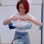 Šárka Divácká Instagram – MASTERCHEF & ČERVENÁ ŠÁRKA ❤️ a o OTEVÍRACÍ DOBĚ 28/9 🌞
Naši milí polní i ti přespolní, dnes pro Vás máme dvě zprávy. 👉
1) Naše červená Šárka se zase mihla před televizními kamerami. To, jak si vedla, resp. jak si vedli soutěžící pod její taktovkou, při polévání dortů v pořadu Masterchef, se můžete přesvědčit zítra na Nově a to ve 20:00. A jak se s tím vypořádali? No, nebyla to vůbec legrace. 😄🙏 Nervy tekly, slzy, zoufalství, ztrácené části dortů, křik, chaos, blázinec, zpocená čela, smích, úleva, obejmutí, vítězové, potlesk, který nebere konce. 🤓 Tak nakonec ta pohádka dopadla přece jen dobře. ❤️🙏 Ale víc vám neprozradíme.  Máme podepsané MDA, takže psssssstttttt. 😅✌️
2) To už jen ve zkratce – tak jako každý rok, 28/9 máme OTEVŘENO a to od 10:00 do 20:00. Dorty budou napečeny, kávovar seřízený, sklenice vyleštěné, nože nabroušené a úsměv od ucha k uchu už bude jen třešničkou na tortě. 🌞🫶 Na viděnou/na pečenou. ✨🎂 #masterchef #masterchefcz #masterchef2023 
#mirrorglaze #mirrorglazecake #sorrypecemejinak #cakeart SORRY – PEČEME JINAK